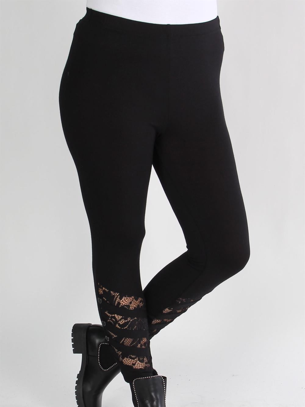 Kimmy - Svarta leggings med knappar och spetsdetaljer på benet